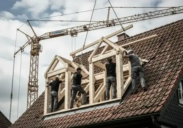 Zimmerer bei der Gaubenmontage